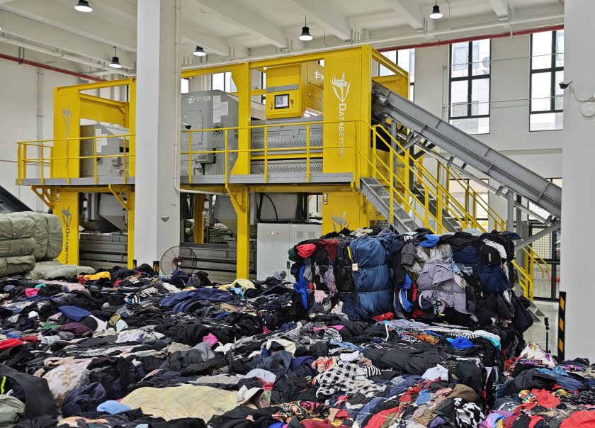廢紡怎么分？中國首條全自動廢紡分揀線在綠色分揀中心投入使用